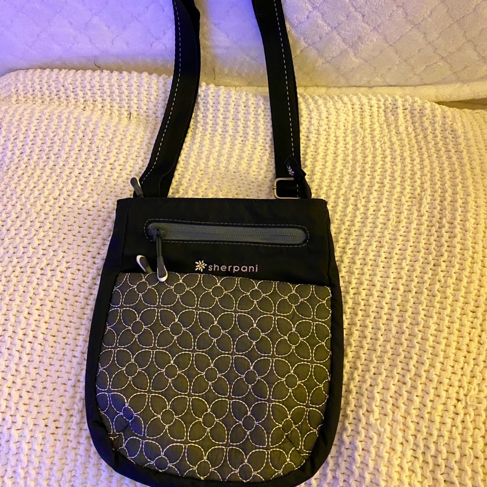 Sherpani Cross Body Bag - like new